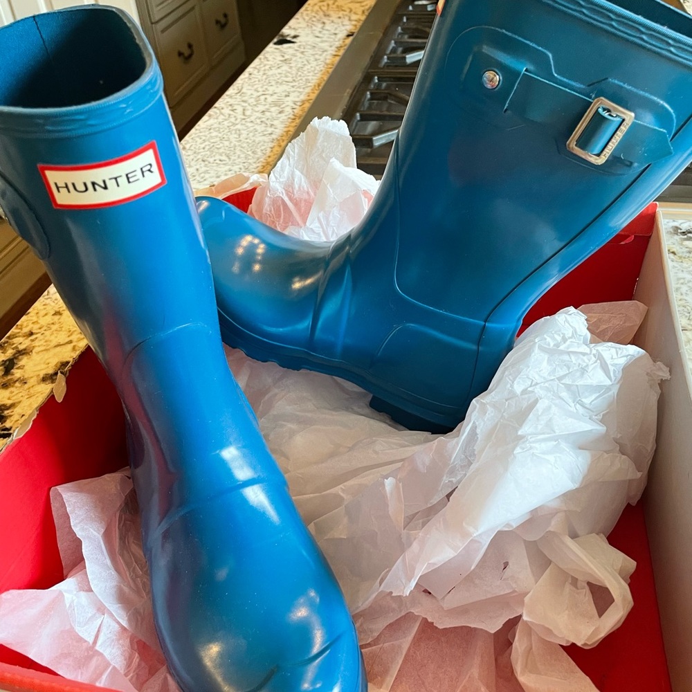 Brand new without tags, Hunter Short Gloss boot.